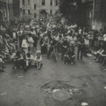 Праздник дома. 1991. Фотография. 39,4х59,1 см. Архив «Пушкинской-10»