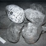 Без названия. 1996. Инсталляция (камни, марки, приклейки). «Петербург-95», Центральный выставочный зал «Манеж» (ЦВЗ «Манеж», Санкт-Петербург)